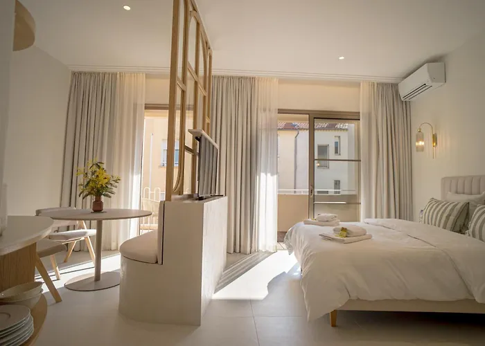 Aparthotel Maison Raphael - Plages, Et Gare A Pied Saint-Raphael (Var)